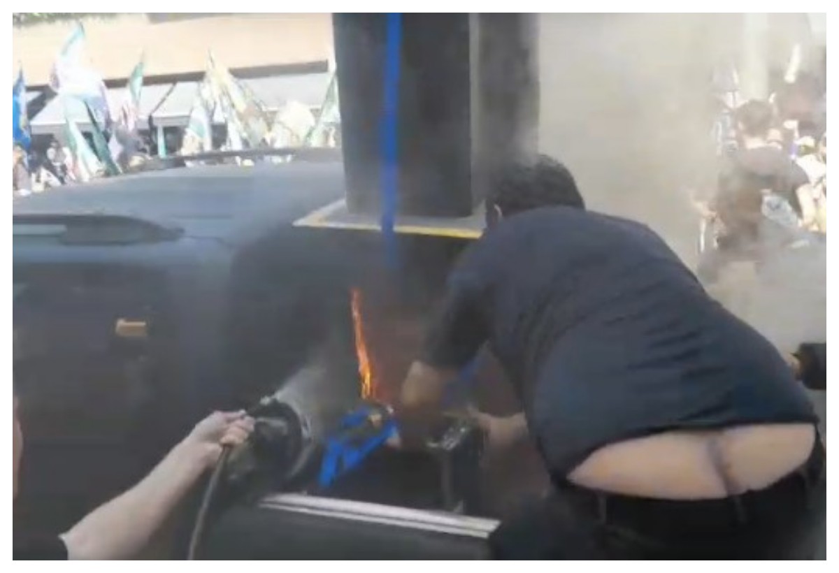 VÍDEO: Gerador de carro de som pega fogo em ato de campanha de Flávio Bolsonaro em SP