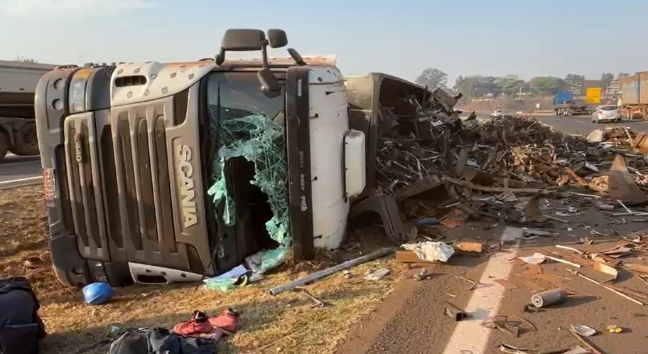 Carreta carregada com 31 toneladas de sucata tomba em anel viário de Piracicaba e causa lentidão no trânsito