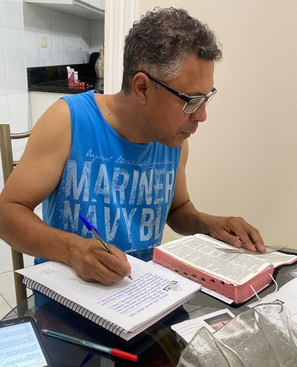 Luiz Pereira realizando a transcrição da Bíblia Sagrada — Foto: Igreja Peniel