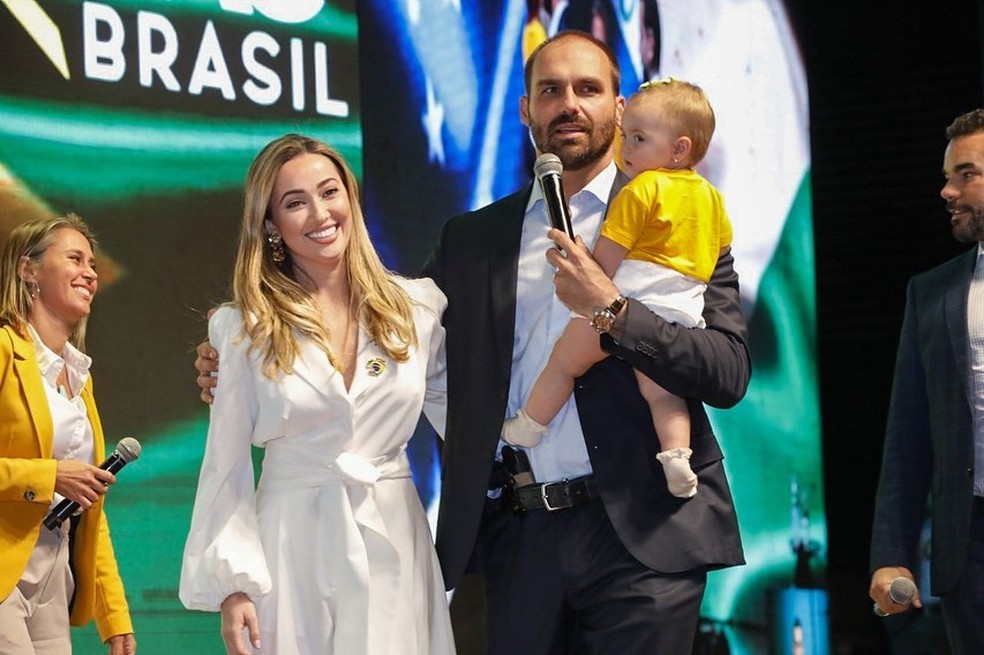Mulher e filha de 11 meses de Eduardo Bolsonaro são diagnosticadas com  Covid-19 | G1
