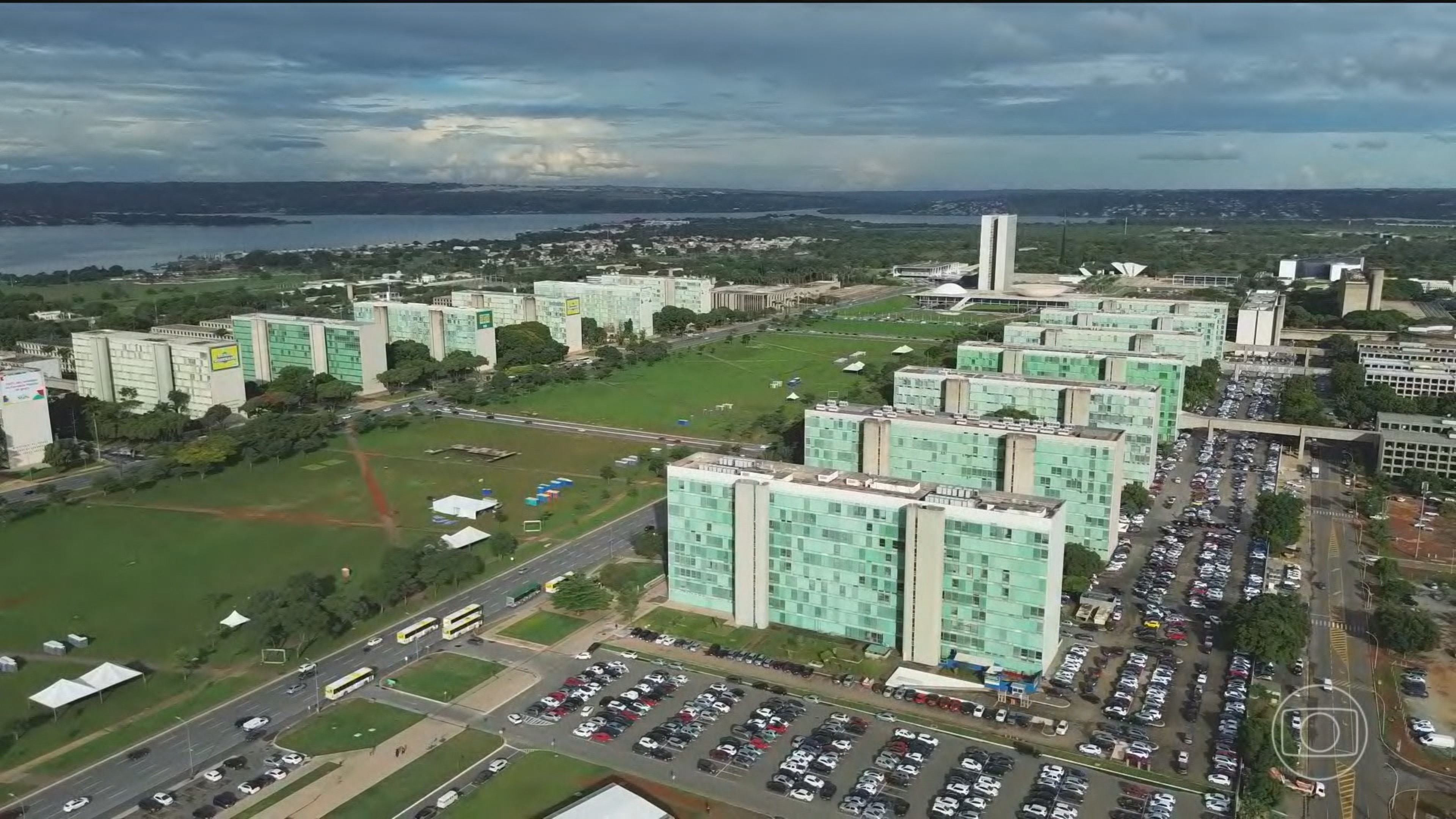 Orçamento de 2027: texto prevê resultado positivo para contas públicas, mas deixa de fora mais de R$ 65 bilhões em gastos