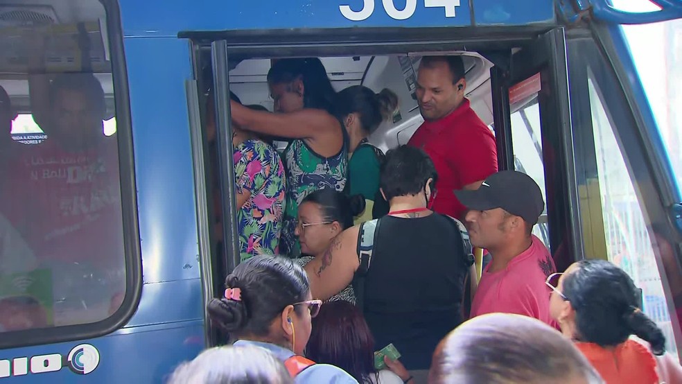 Ônibus saiam cheios do Terminal Integrado de Cajueiro Seco, em Jaboatão dos Guararapes — Foto: Reprodução/TV Globo