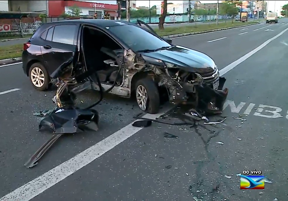 Após acidente, partes do veículo ficaram espalhadas pela avenida — Foto: Reprodução/TV Mirante