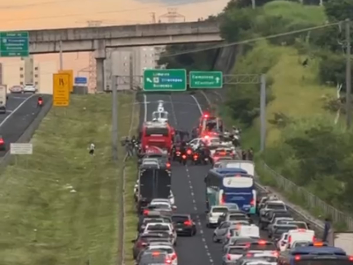 Batida entre carro e moto interdita Rodovia Anhanguera em Campinas