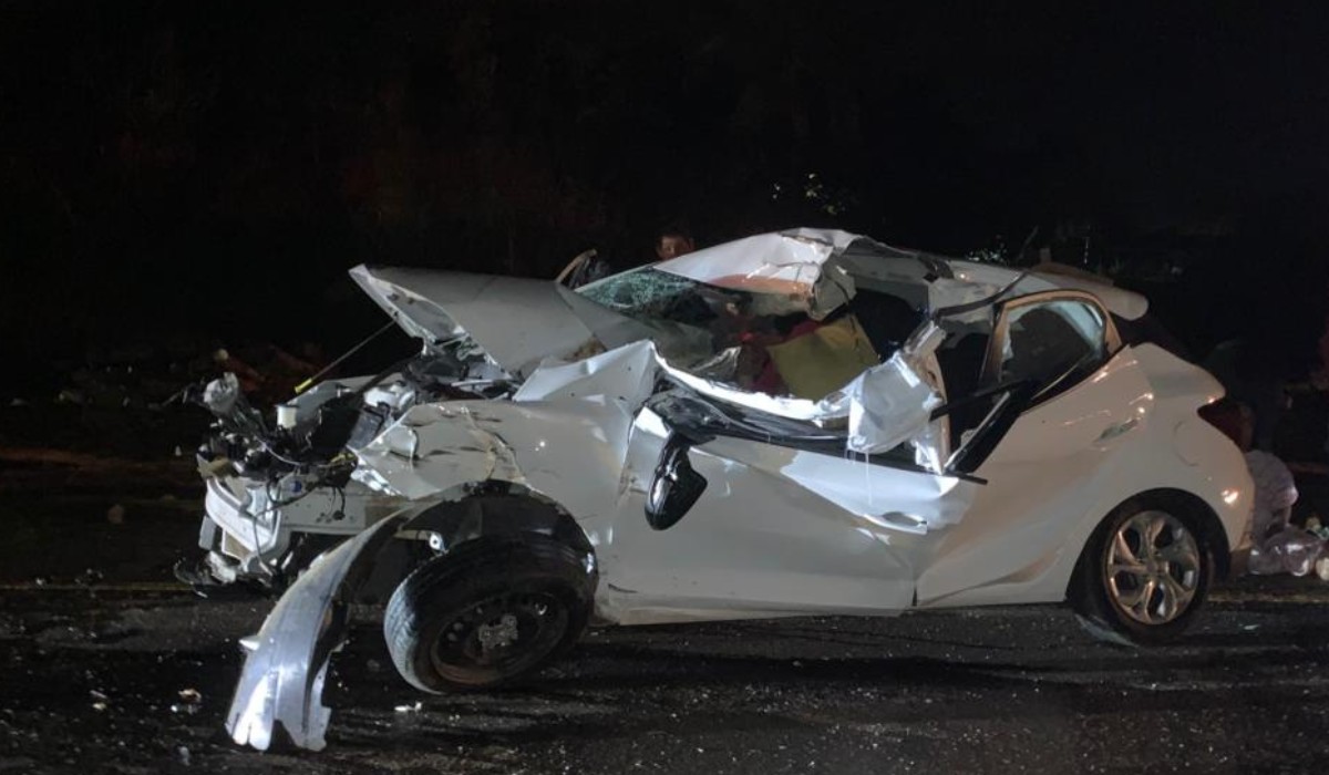 Carro fica destruído após acidente com carreta em rodovia do interior de SP