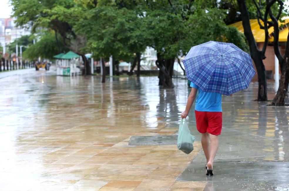 Fortaleza amanhece com chuva neste sábado (16). — Foto: Fabiane de Paula/ SVM