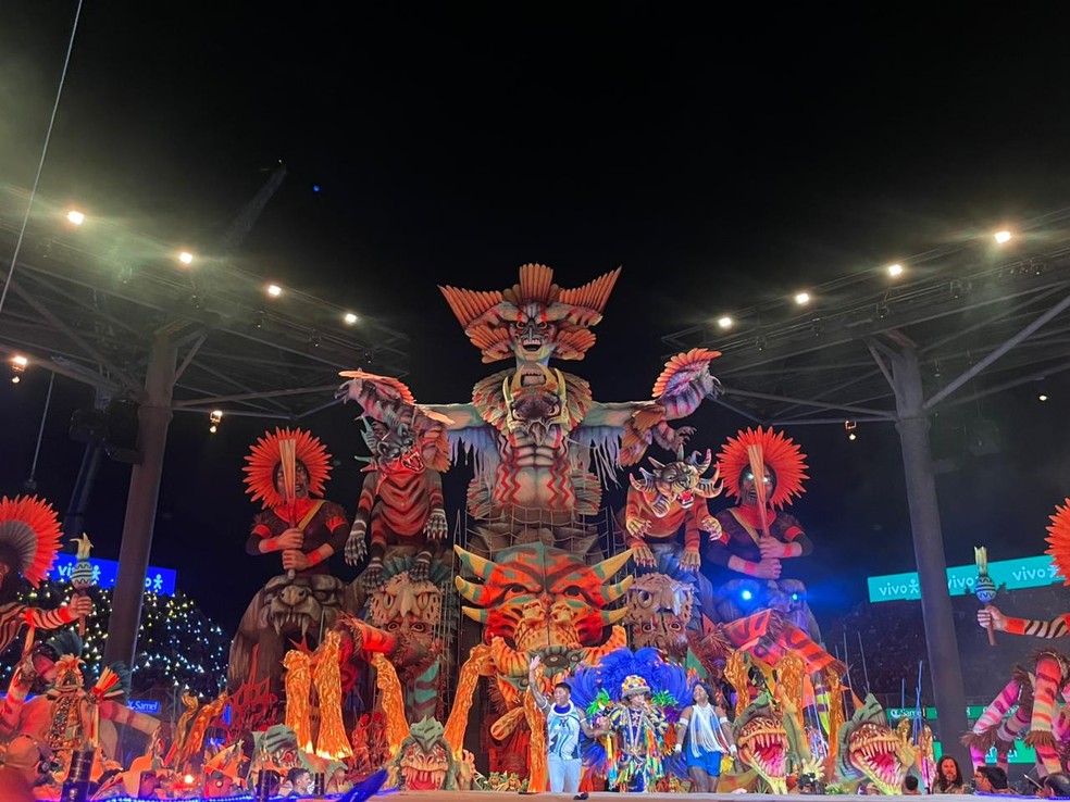 Inspirado na cosmologia do povo Xikrin, alegoria do Caprichoso retrata a jornada de formação do xamã, que atravessa diferentes planos espirituais em busca de conhecimento, proteção e equilíbrio. O ritual simboliza a transformação espiritual, a conexão entre humanidade, natureza e sobrenatural e o papel do xamã como mediador entre os povos e as forças que regem o universo. — Foto: Lucas Macedo/g1AM