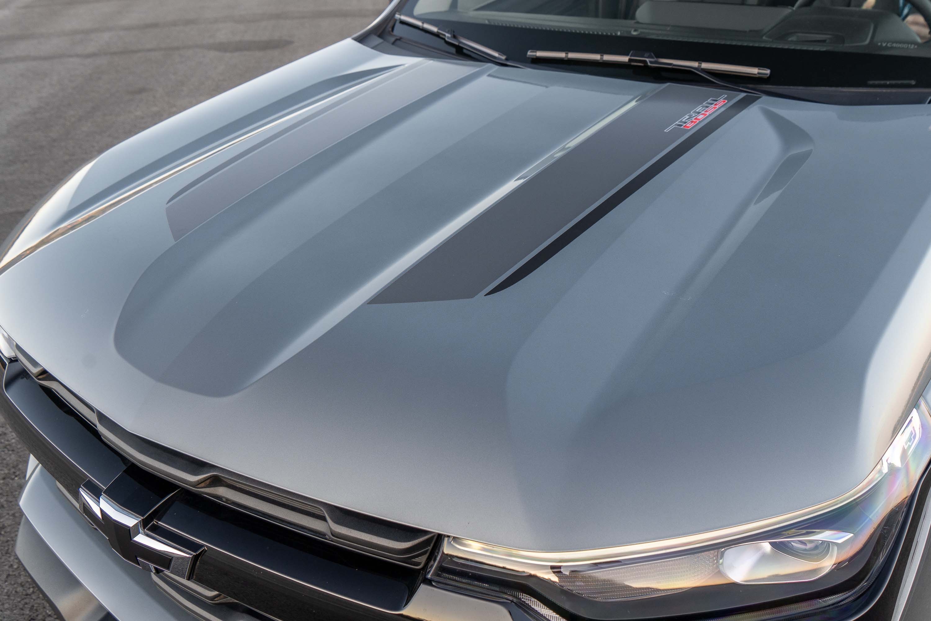 Adesivos no capô da Chevrolet S10 Trail Boss 2027. — Foto: Divulgação / GM