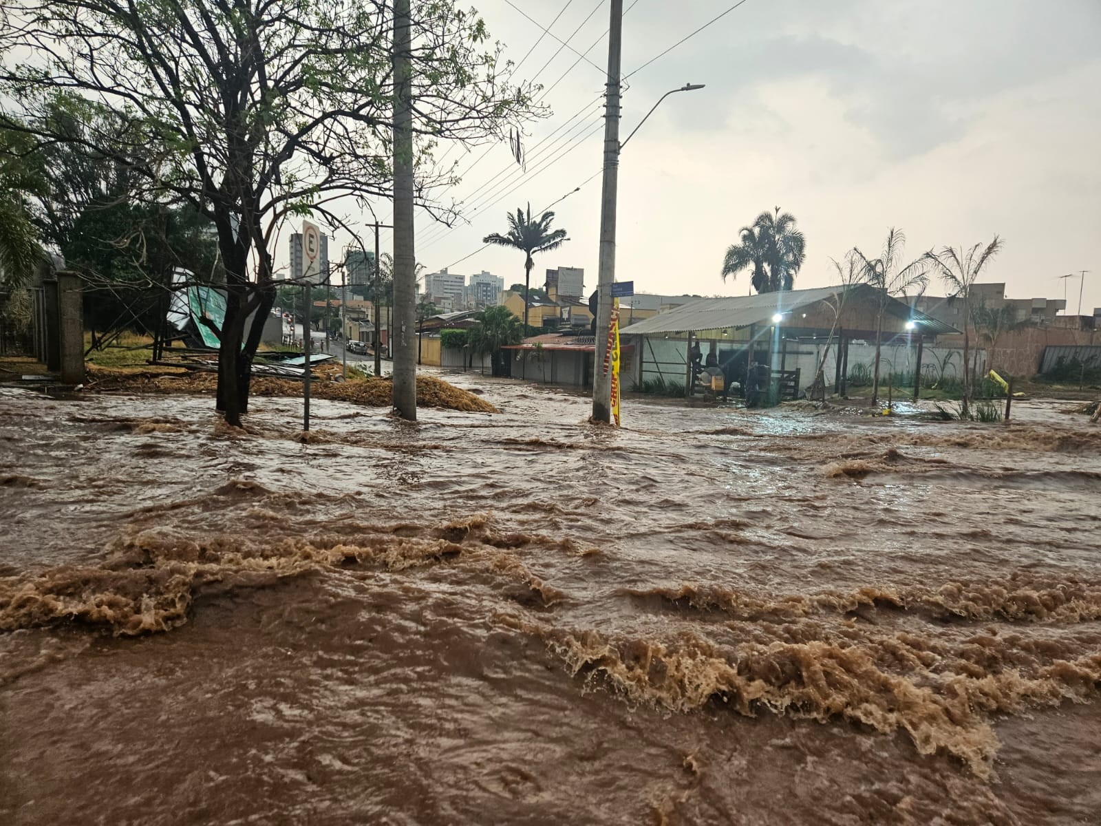 Avenida Rondon Pacheco fica alagada e homem é resgatado após ficar ilhado durante tempestade em Uberlândia