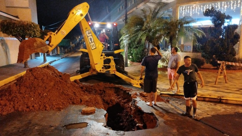 Em Martinópolis (SP), houve o colapso de uma tubulação de esgoto, atingindo uma residência — Foto: Defesa Civil do Estado de São Paulo/Divulgação