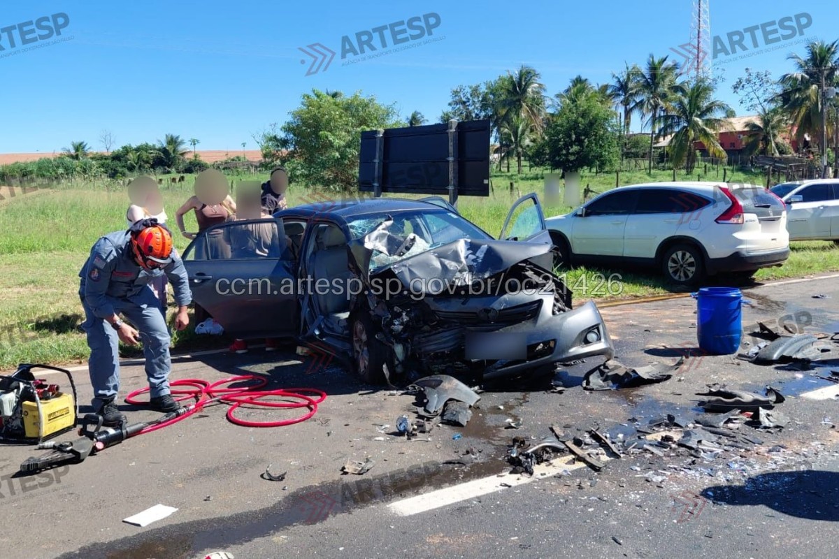 Carro bate de frente com outro ao tentar ultrapassar caminhão e deixa cinco feridos na SP-425