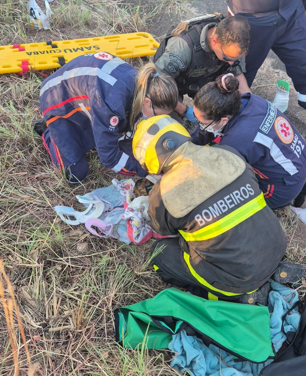 crianas foram resgatadas pelo Centro Integrado de Operaes Areas (Ciopaer) em um helicptero e encaminhadas para um hospital em Cuiab.  Foto: Corpo de Bombeiros