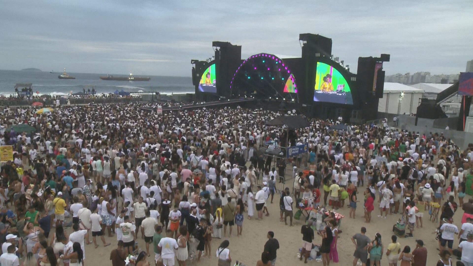 Público começa a chegar para shows da virada em Copacabana