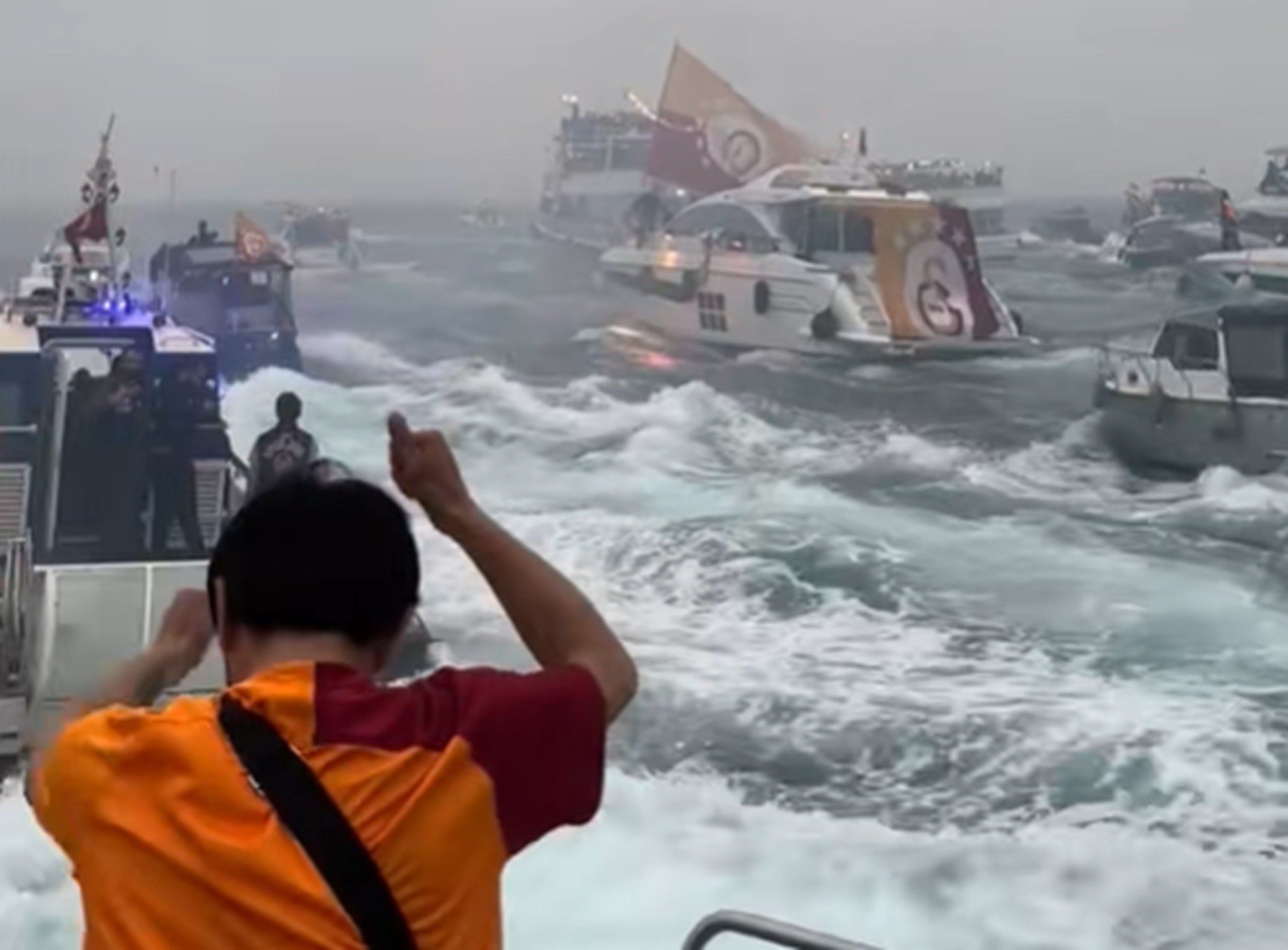 É #FAKE que vídeo de barcos com pessoas comemorando mostre ativistas em direção a Gaza; trata-se da torcida do Galatasaray