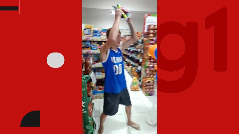 Um outro vdeo mostra um cliente chamado de Gabriel, que comemorou efusivamente ao receber prmio  Foto: Redes Sociais