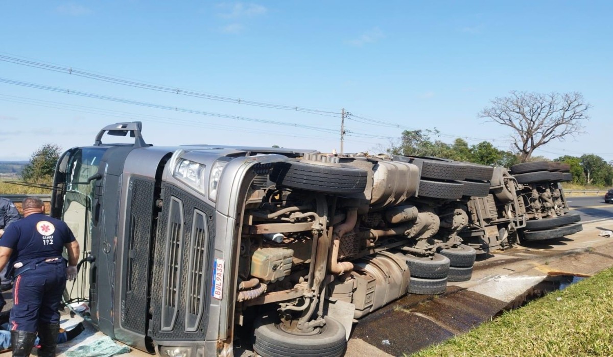 Motorista morre após sofrer mal súbito e tombar caminhão carregado com madeira na rodovia SP-258 em Itapeva