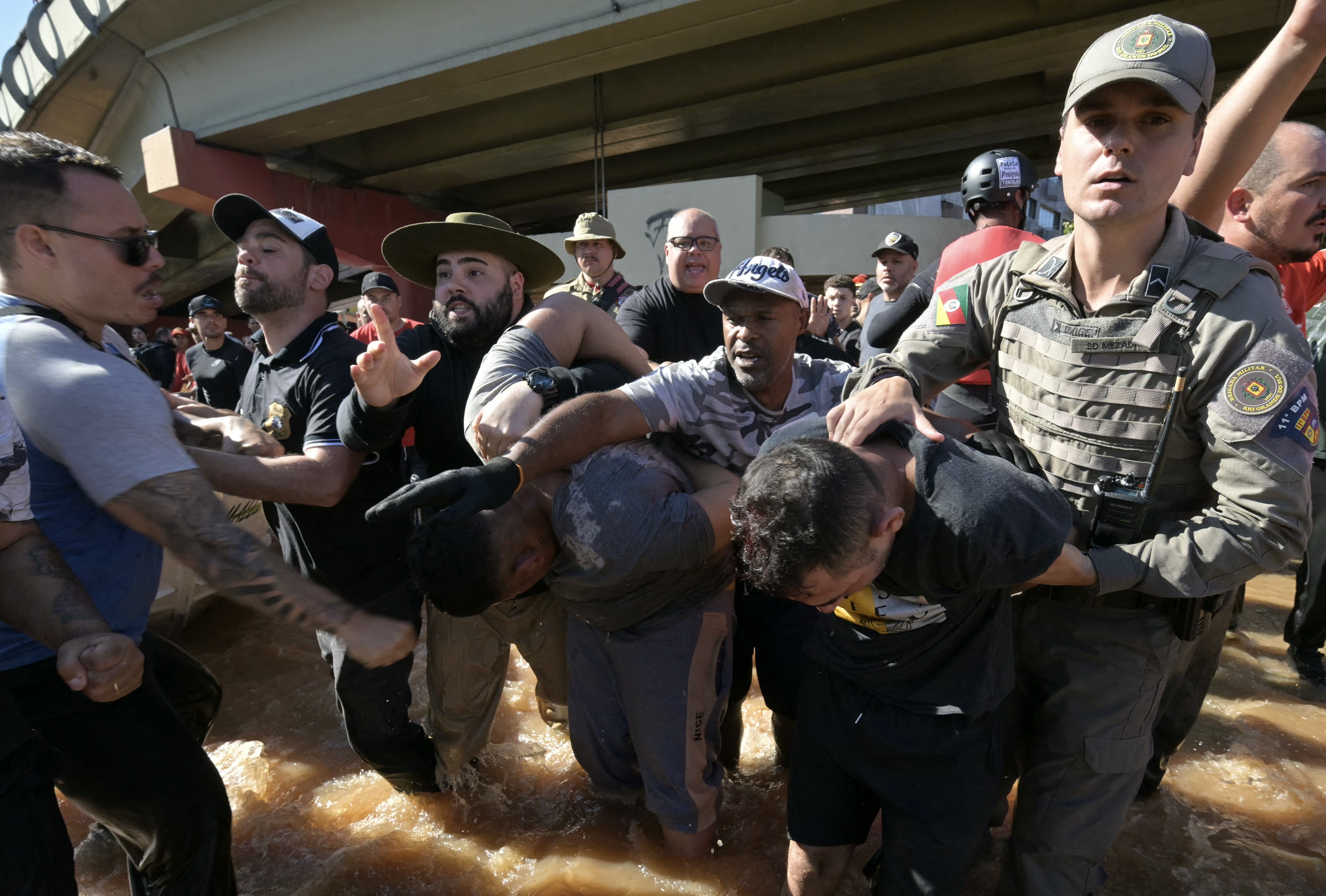 Brigada Militar prende 10 pessoas em meio a salvamentos nas enchentes em Porto Alegre