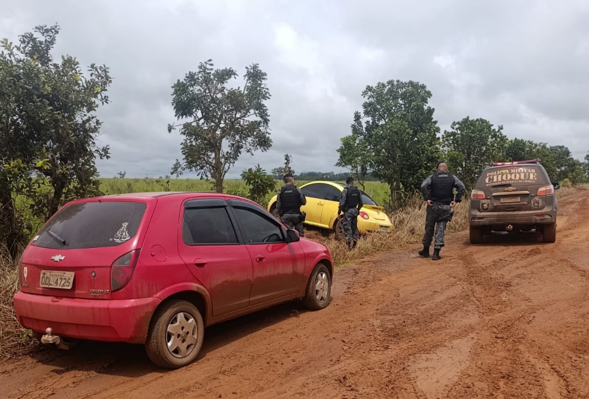 Criminosos encapuzados invadem casa e mantêm idosa e homem reféns durante assalto