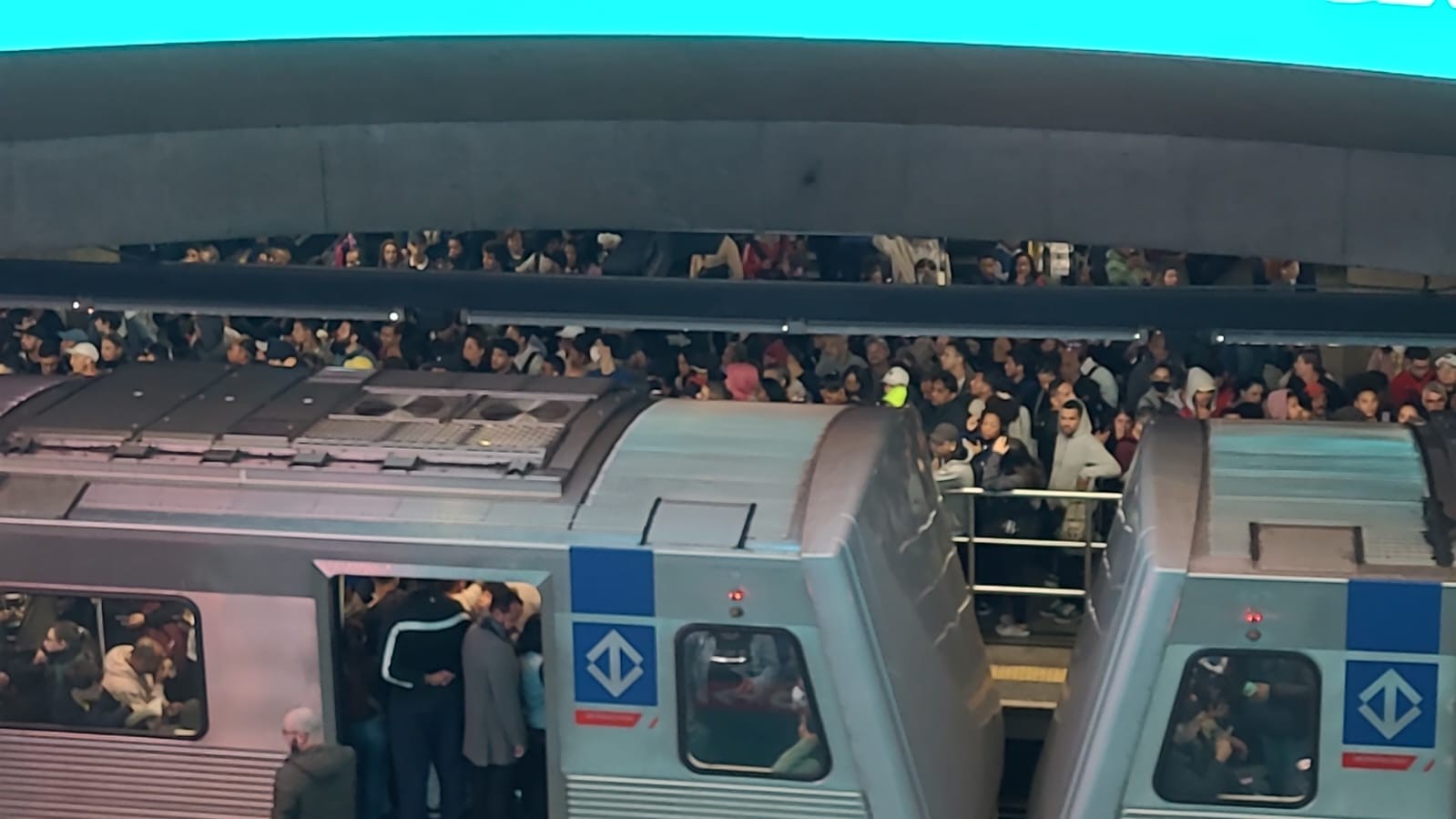 Trens da Linha Azul do metrô circulam com lentidão em SP na manhã desta quinta