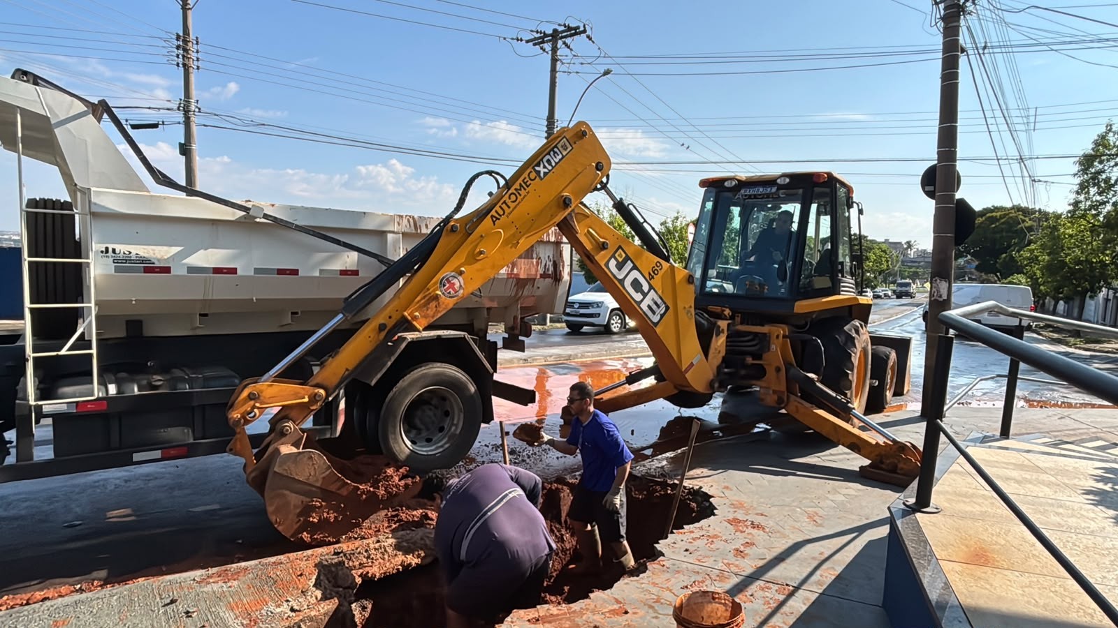 Adutora se rompe e vazamento interdita Avenida Nove de Julho em Piracicaba