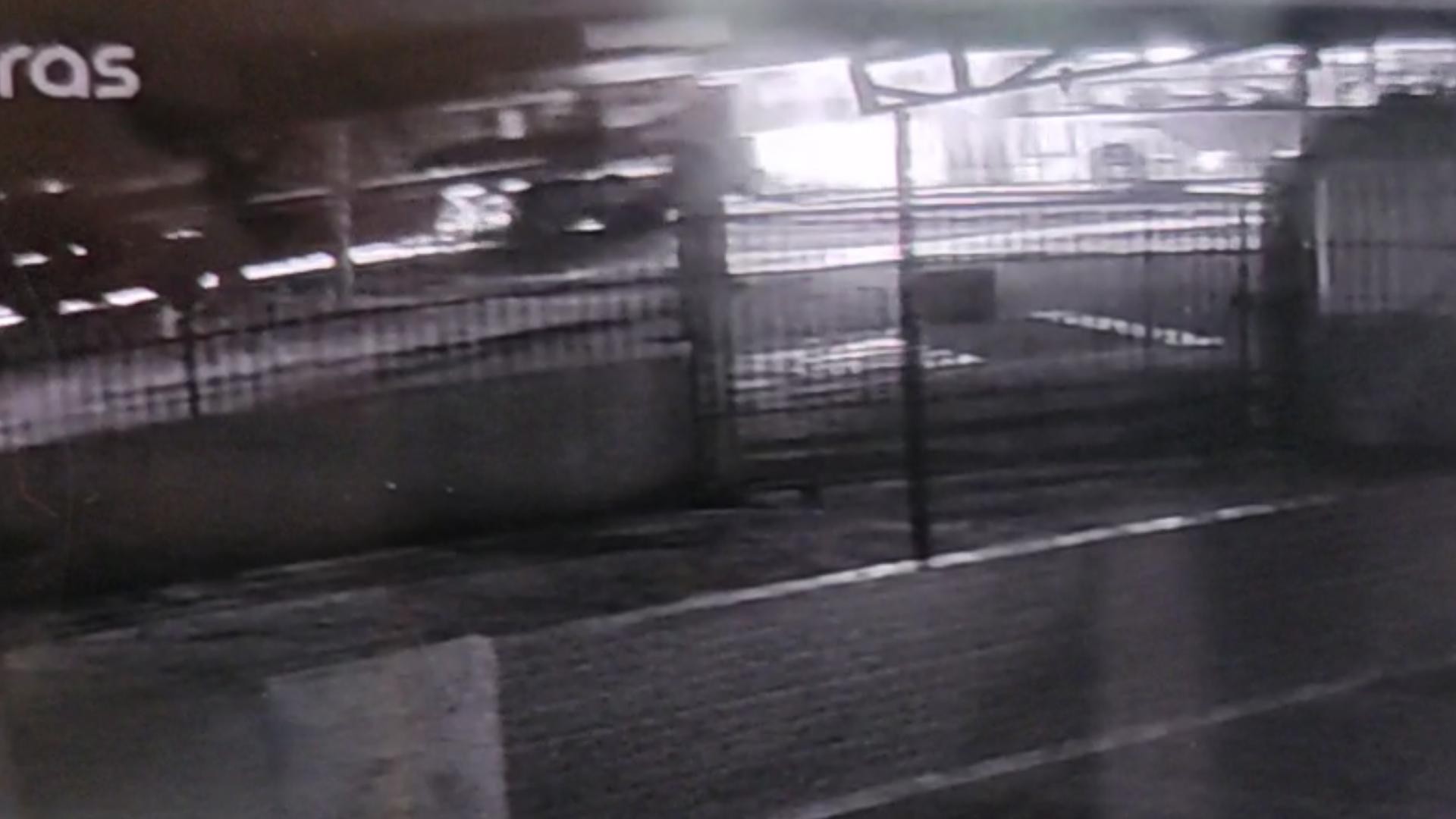 Vídeo mostra ônibus biarticulado partindo ao meio ao ser atingido por trem em Curitiba 