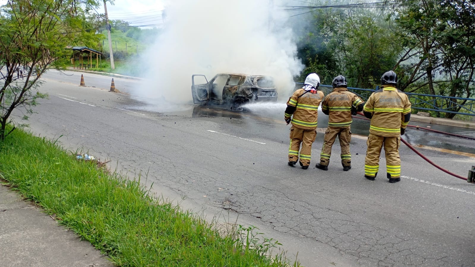 Carro pega fogo e mobiliza equipe do Corpo de Bombeiros em Volta Redonda