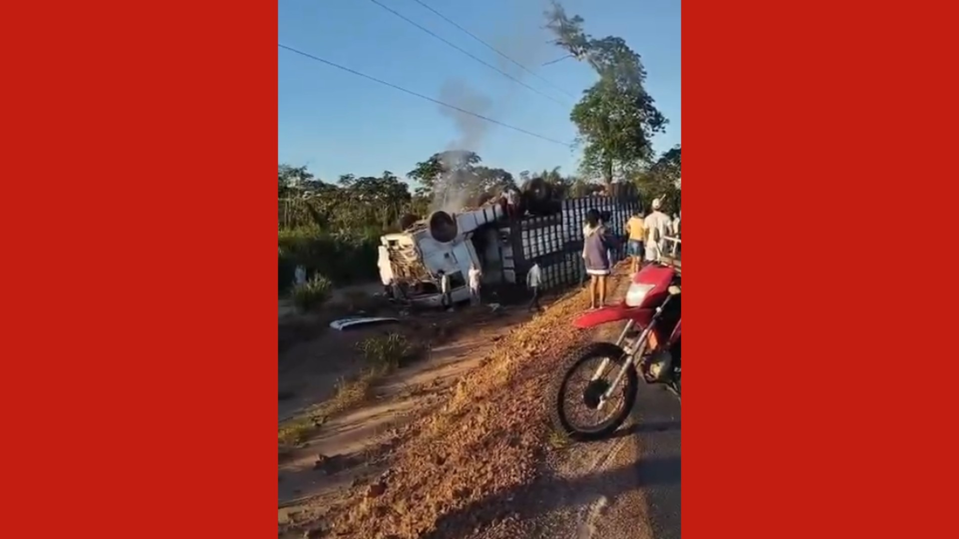 Caminhão de gado cai em ribanceira na PA-252, e motorista sobrevive