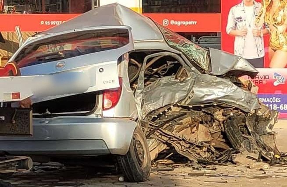 Veículo das vítimas ficou destruído após ser atingido por carro de luxo, em Boa Vista. — Foto: Reprodução/Redes sociais