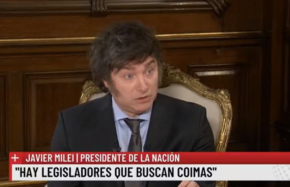 Presidente argentino Javier Milei afirmou nesta terça-feira (26) em entrevista à televisão argentina que alguns membros do Congresso argentino querem propina para aprovar seu "decretaço". — Foto: Reprodução/Redes sociais