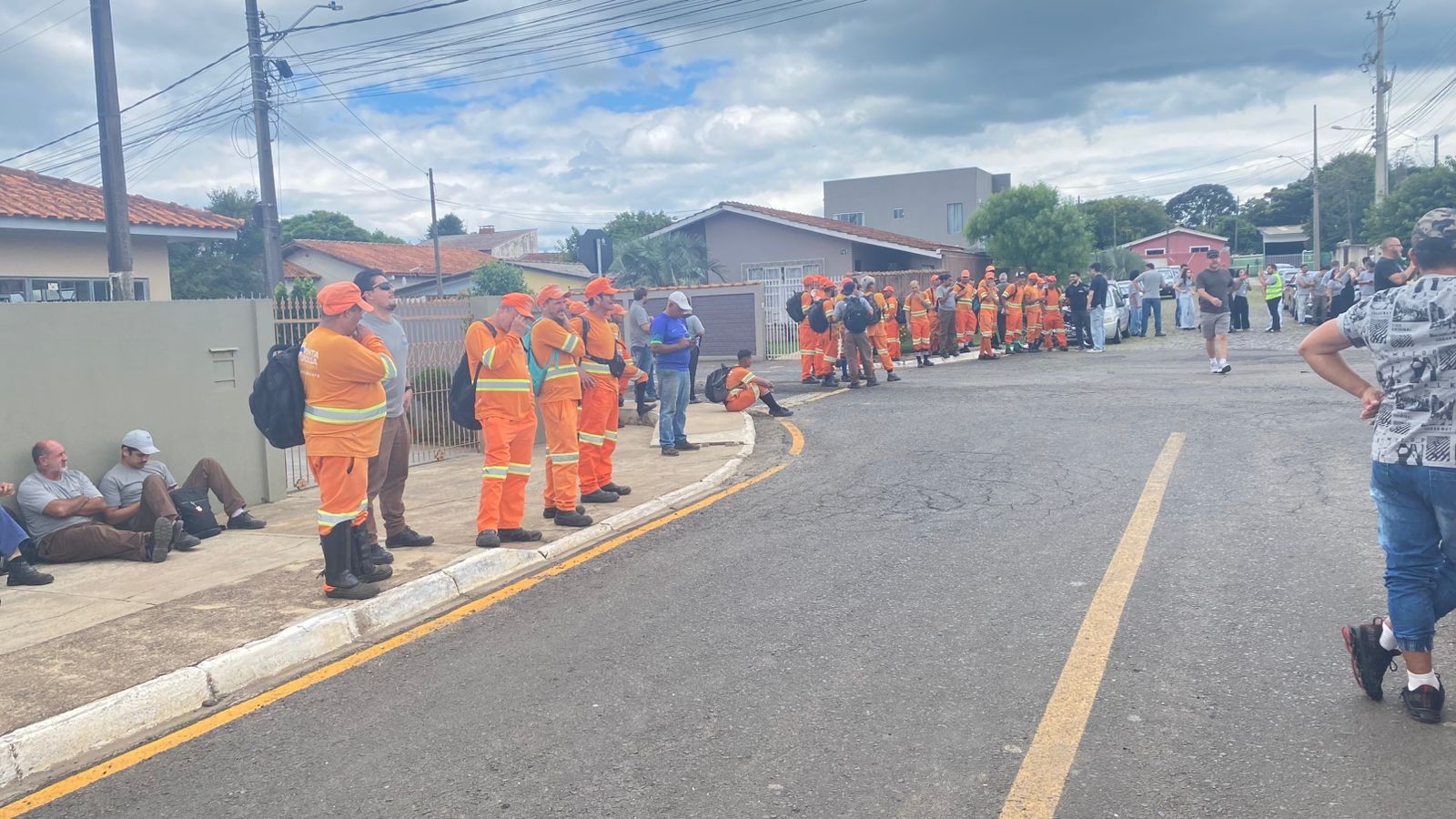 Coleta de lixo é interrompida em cidade do Paraná por suspeita de bomba em empresa responsável pelo serviço