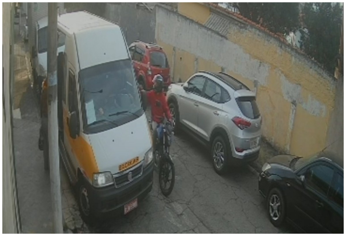 VÍDEO: Van escolar com alunos de creche é alvo de assalto por motociclista armado, na Zona Norte de SP 