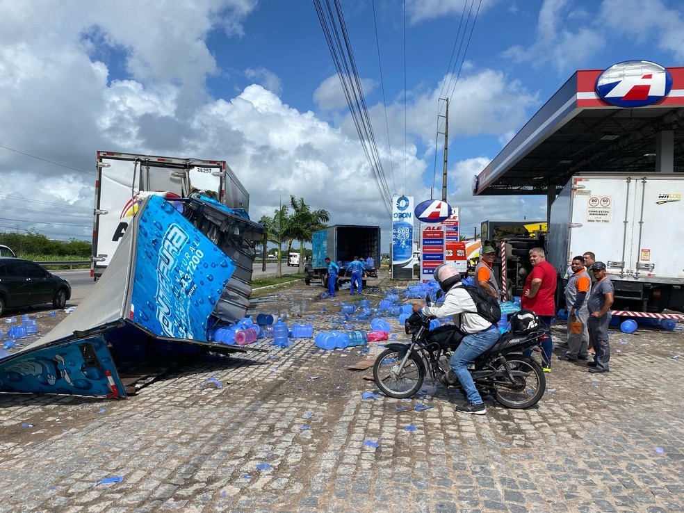 Garrafões de água mineral ficaram espalhados pelo posto de combustíveis após acidente — Foto: Pedro Trindade/Inter TV Cabugi