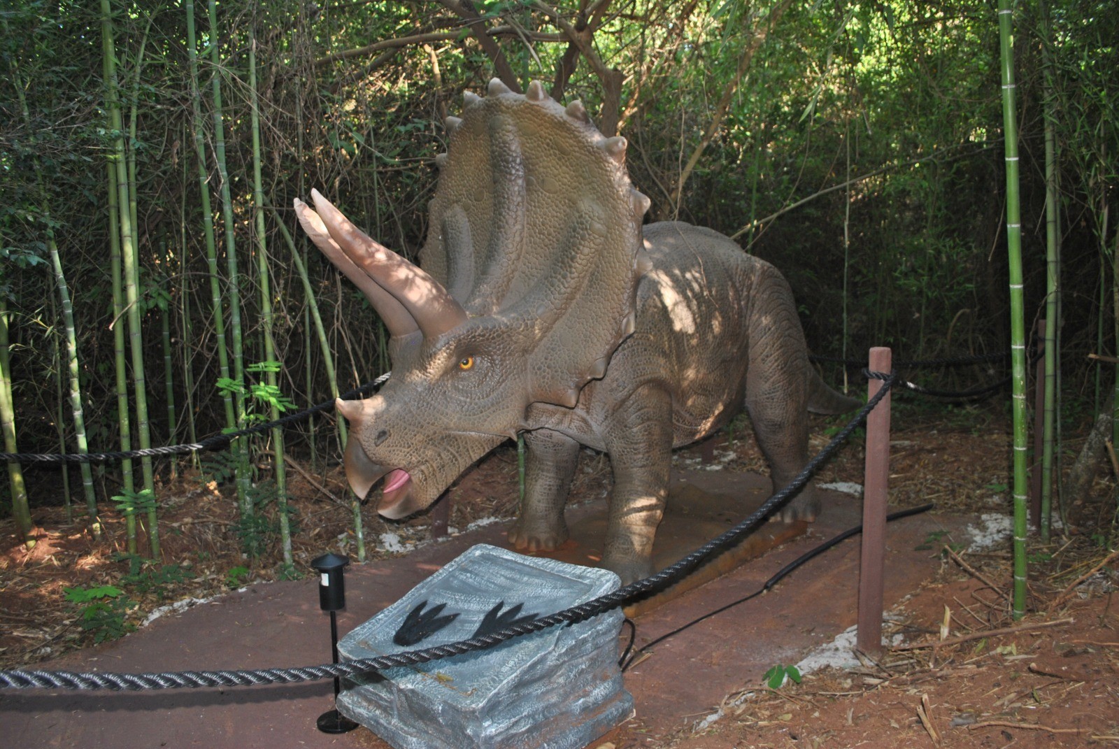 Com entrada gratuita, Vale dos Dinossauros funciona em horário especial até 31 de dezembro, em Presidente Epitácio