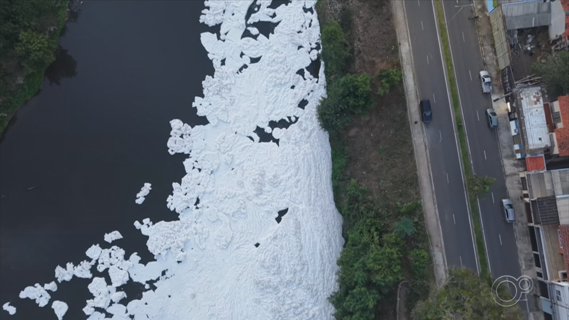 Rio Tietê amanhece coberto por espuma tóxica em Salto; vídeo