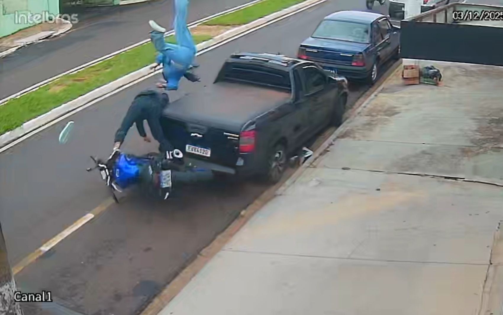 Moto bate na traseira de carro estacionado na rua em Franca, SP, e garupa voa; VÍDEO