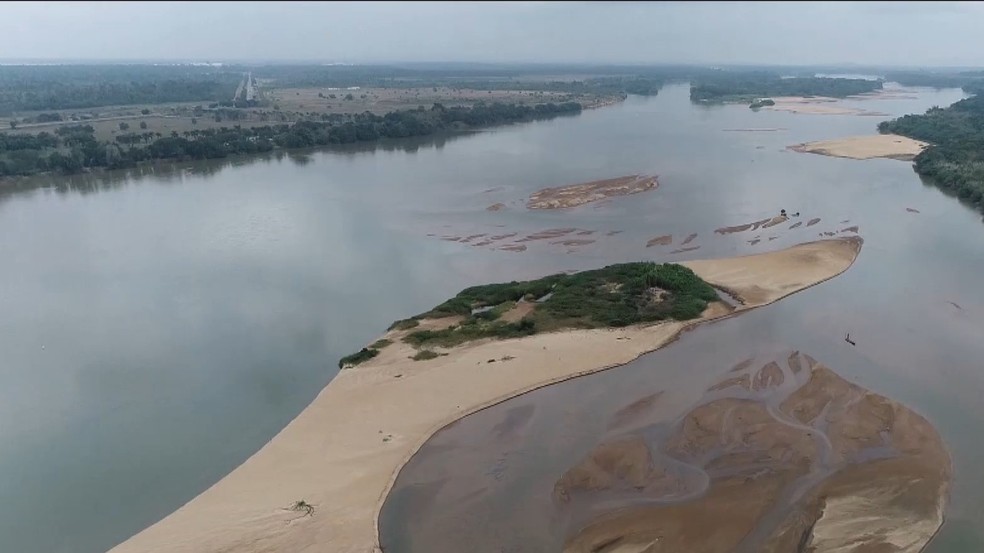 Bancos de areia no Rio Doce, em Linhares, ES — Foto: Reprodução/TV Gazeta