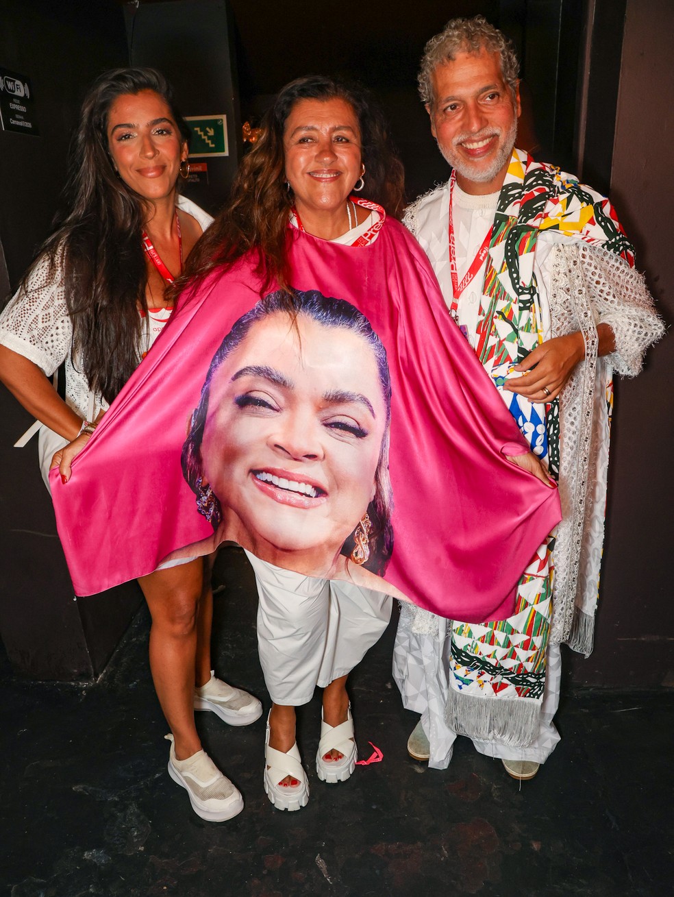 Regina Casé, Estevão Ciavatta e Benedita Casé Zerbini passaram pelo camarote 2222 de Gilberto Gil no circuito Barra/Ondina em Salvador — Foto: Tomzé Fonseca/ Agnews