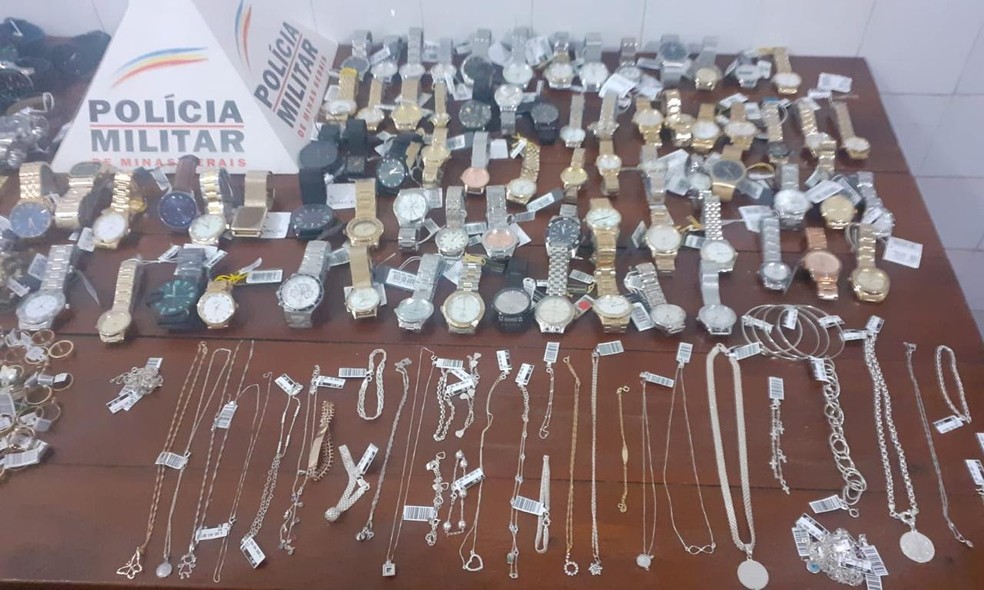 Joias furtadas em joalheria são recuperadas após suspeitos abandonarem carro durante fuga da polícia em MG — Foto: Divulgação/Polícia Militar