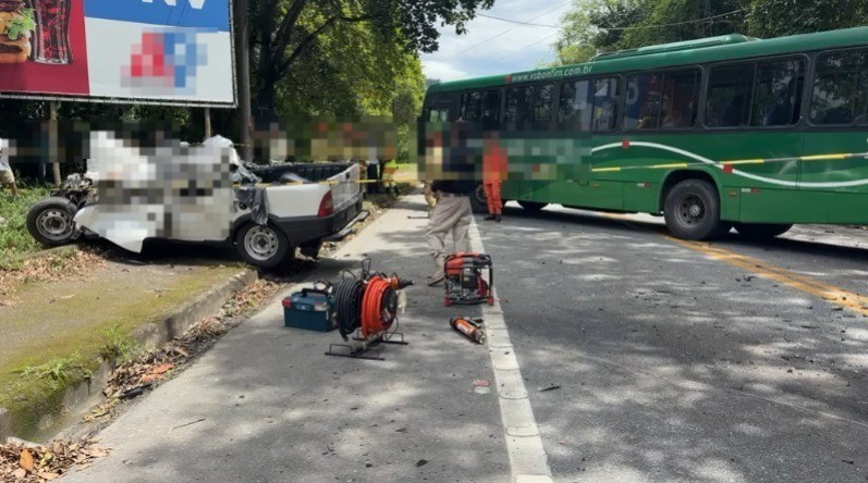 Acidente entre carro e ônibus mata homem e deixa feridos na Rodovia Rio-Santos, em Angra dos Reis