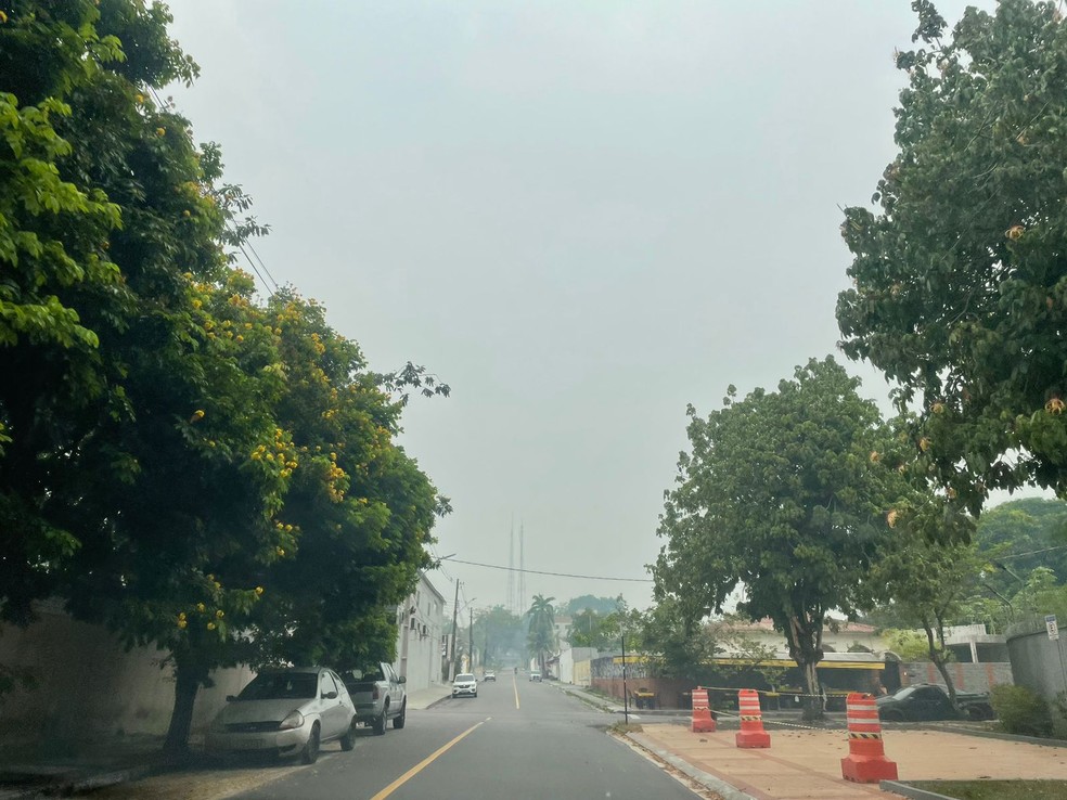 Fumaça de queimadas encobre Manaus pelo segundo dia consecutivo. — Foto: Matheus Castro/g1