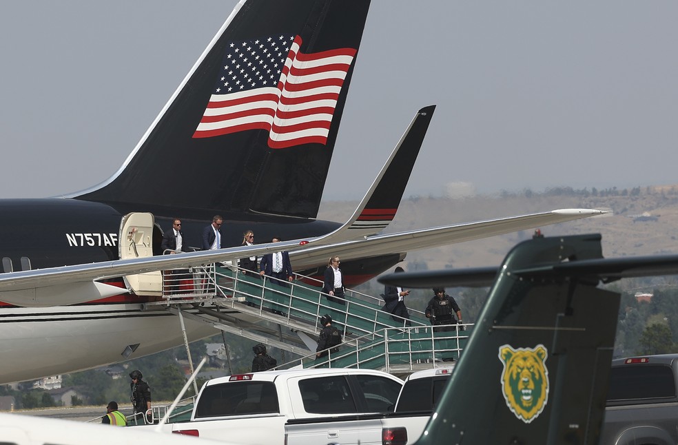 Trump desembarca no aeroporto de Billings, em Montana, após problema técnico em aeronave em 9 de agosto de 2024. — Foto: Larry Mayer/The Billings Gazette via AP