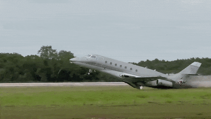 Avião particular explode após cair em aeroporto na República Dominicana; ao menos duas pessoas morreram