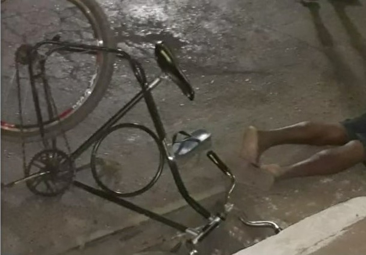 G1 - Enfermeiro troca 'lata velha' por bicicleta nova para garoto