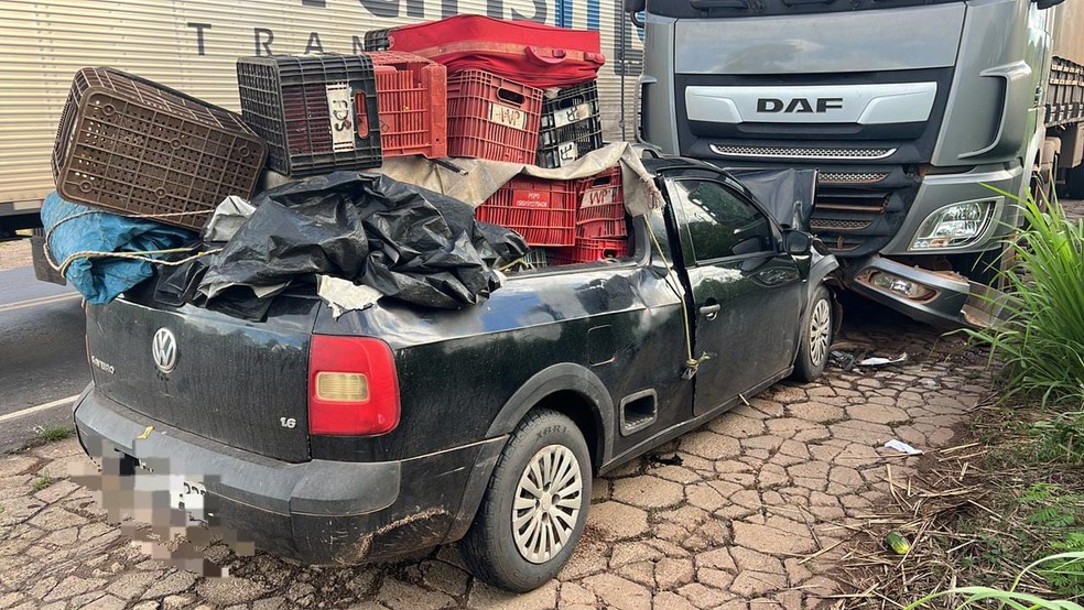 Duas pessoas morrem após picape colidir com caminhão na BR-135, no MA — Foto: Divulgação/PRF