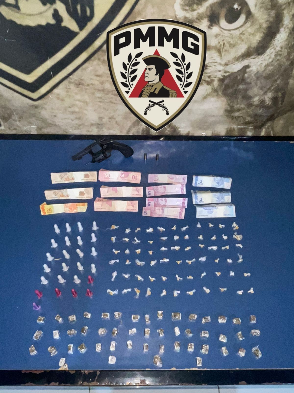 PM apreende drogas e arma após homem ser visto escondendo algo em entulhos, em Montes Claros