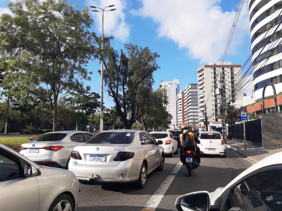 Trânsito na Avenida Beira Mar em Aracaju (SE) — Foto: Anderson Barbosa/ TV Sergipe