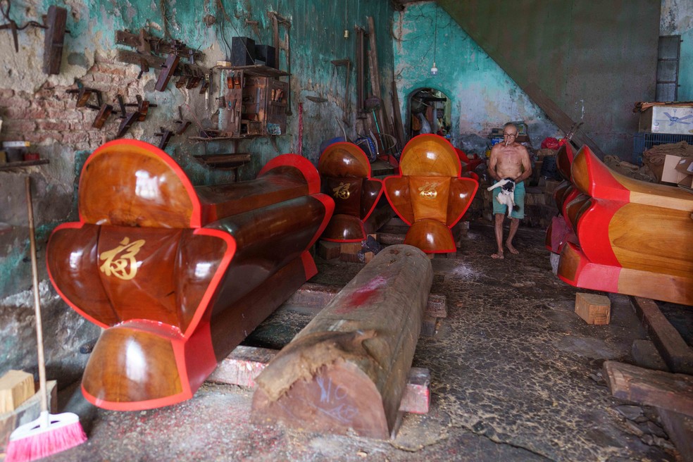 Goh Khuay é um montador de caixões tradicionais na China. — Foto: Vincent Thian/AP