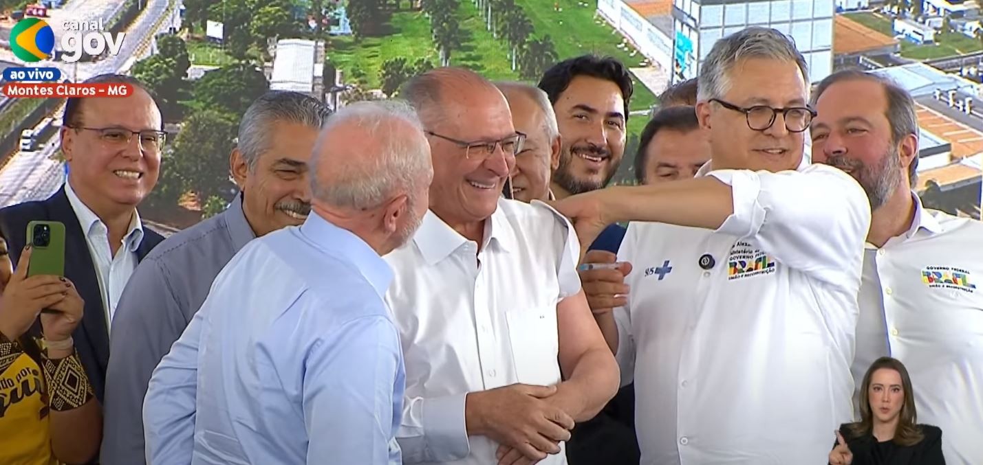 Com Zé Gotinha no palco, Lula e Alckmin são vacinados contra a gripe em evento em MG