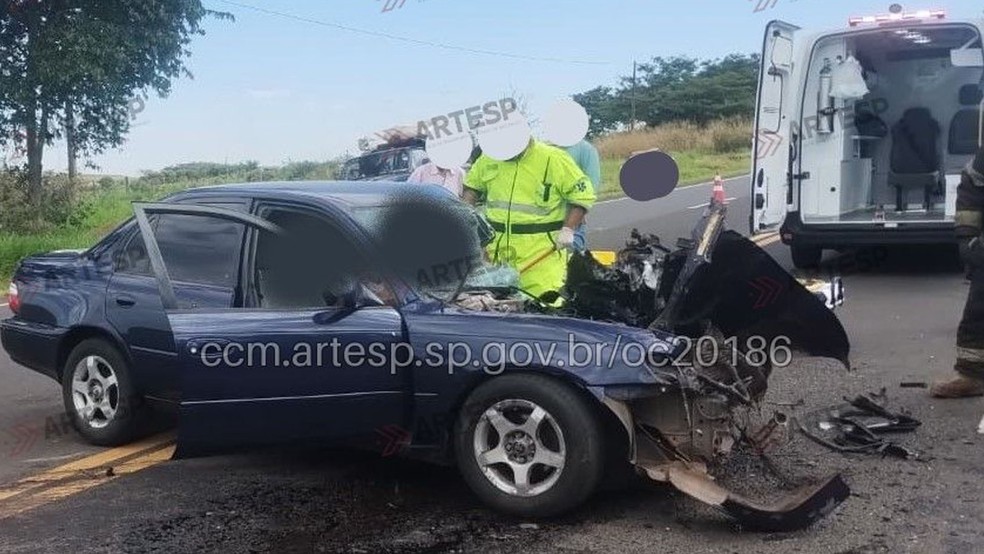 2 de 3
Acidente entre carro e carreta deixou duas pessoas feridas, na tarde desta segunda (20), na SP-294, em Tup&atilde; (SP) &mdash; Foto: Artesp/Reprodu&ccedil;&atilde;o