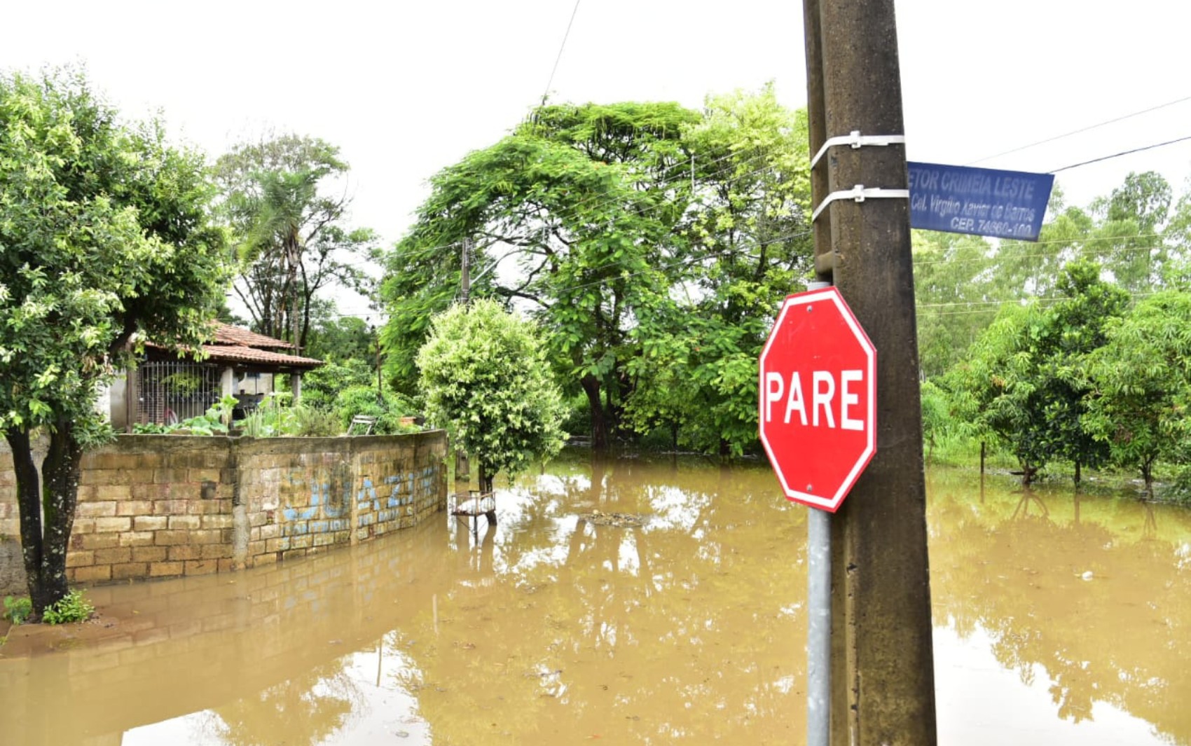 Goiânia registra casas alagadas, moradores desalojados e morte de homem soterrado durante chuva; vídeo